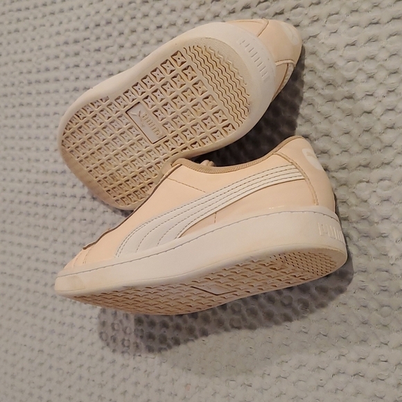 𝅺Girl's Gently Used Light Pink Pumas Size 2C (#3) - Picture 5 of 6